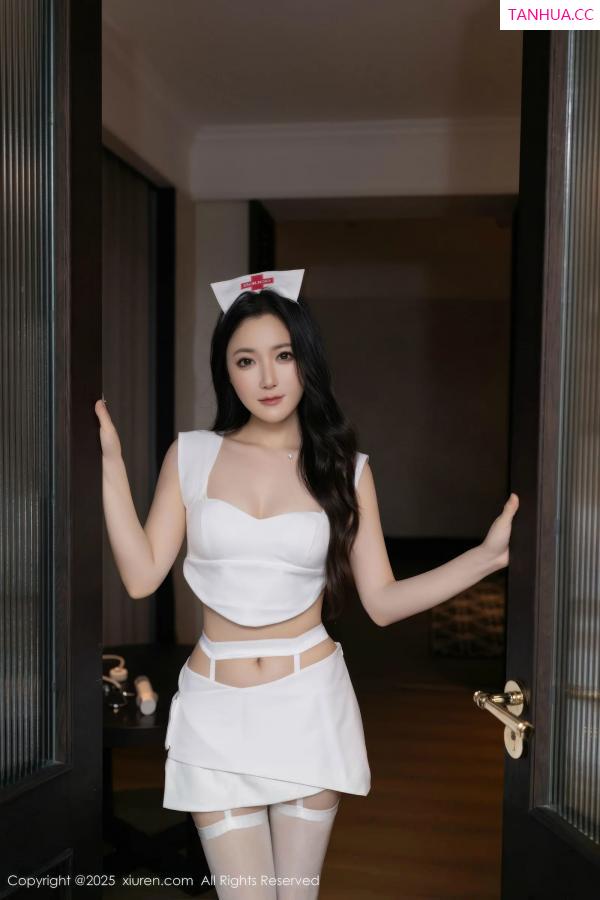 鱼子酱fish  [XiuRen]高清写真图 2025.08.29 No.10711 鱼子酱Fish 白色护士第9张图片